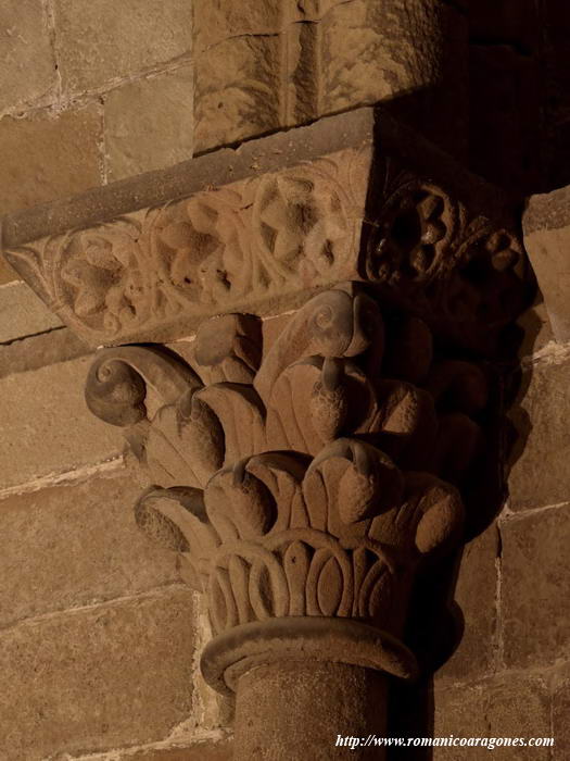 INTERIOR DE LA SALA OCULTA SOBRE EL CRUCERO: CAPITEL DE PIAS.